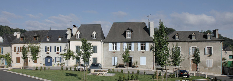 Façades des maisons place de la Bielle, à Rébénacq