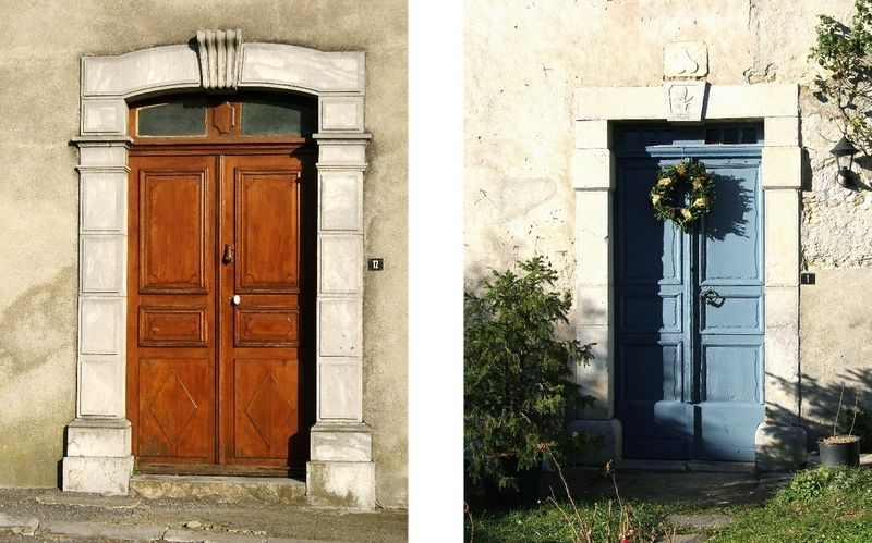 Portes à cadre garnies de panneaux de bois.