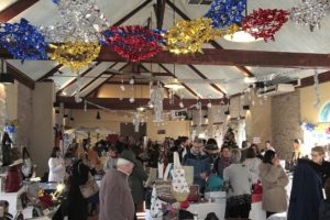 La salle Palisses transformée pour Noël en grand chalet contribue à l'ambiance chaleureuse d'un marché de village,